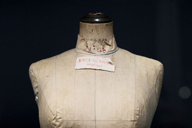 ��� �������� �������� Balenciaga: Shaping Fashion � ����� �������� � ��������